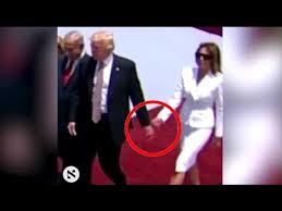 Maintenant, les jeunes filles et les femmes sont furieuses d'être obligées de. Quand Melania Refuse De Prendre La Main De Donald Trump Youtube