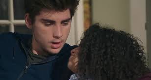 Plus belle la vie loupe totalement son retour sur france•3 ! Plus Belle La Vie Spoiler Theo Couche Avec Mila Coralie Victime D Une Croix Gammee Toutelatele