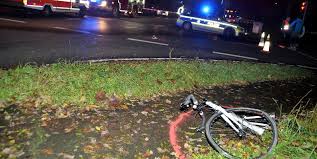 Unfall In Koln Dunnwald Autofahrer Kracht Beim Uberholen In Radfahrer Lebensgefahr Kolner Stadt Anzeiger