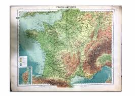 Fransa cumhurbaşkanı emmanuel macron, lübnanlı politikacılara, 'dış yardımların önünü açmak ve ülkeyi ekonomik çöküş de dahil olmak üzere çok sayıda krizden kurtarmak için gereken siyasi ve mali reformları içeren bir yol haritası' gönderdi. Fransa Fiziki Haritasi Atlas Universel Geographie 1920 1930