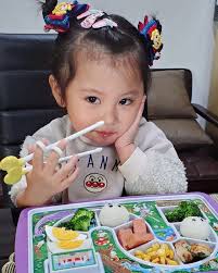 Thank you very much Mami 😘Chiaki and baby Chihiro 💕🩷💕for my Grandbabies  WINNER FRED PLATE 🥦💛🥦it's easy for picky eater toddlers ♥️Kids 👍