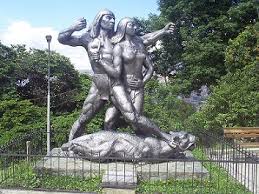 El monumento de doce metros de altura representa la lucha social contra el gobierno de iván duque, y tiene forma de un puño que sostiene la palabra resiste con los colores de la bandera de colombia. Resistencia Indigena En La Colonia Socialhizo