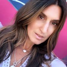 Fresh cut & some colour! First time in well over a decade that almost five  inches was chopped! Feels so refreshing. Thank you @fiorella_lola  @salonfiorella @alex.staff.hair (Fiorella, I'm sorry I wait so