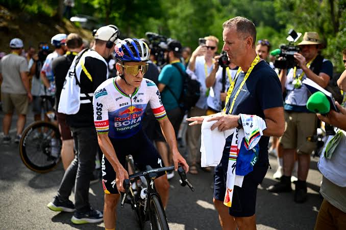 Evenepoel haalt uit naar ploegmaat Lipowitz na eerste bergrit: 'Ik vroeg om  één kilometer op kop te rijden en dat ging niet' | De Morgen