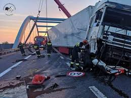 Do wypadku doszło około 8.30 w powiecie kępińskim, na wysokości miejscowości kierzno. Koszmarny Wypadek Na S8 Bus Drogowcow Wystrzelil W Powietrze Warszawa Super Express