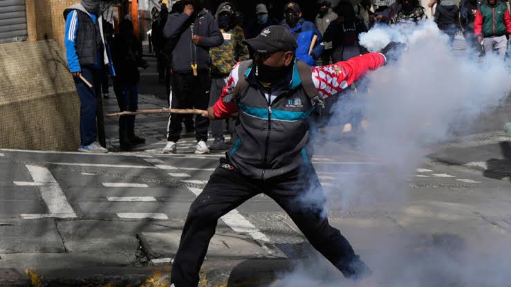 Protestas en Bolivia dejan detenidos y agravan crisis económica