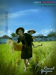 Kawan gnfi, tren fesyen indonesia kekinian beberapa di antaranya mengadaptasi model pakaian tradisional indonesia. Pre Wedding Ronal Yuyun Cakrafotojogja