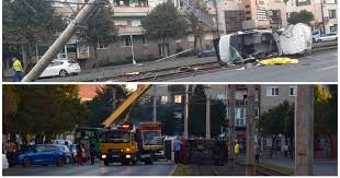 Accidentul cel mai grav a fost provocat de un şofer beat care a intrat cu viteză în cei doi biciclişti care cu puţin timp înaintea acestui accident, un alt biciclist a fost lovit de o maşină, în apropiere de. Update Accident Mortal LangÄƒ Gara Cfr Arad Aradon