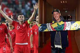 Kariyerini fransa ligue 1 takımlarıdan lille'de sürdüren burak yılmaz, mesut özil'in fenerbahçe'ye transferiyle ilgili yöneltilen soru üzerine mesut özil'e başarılar dilerim ama benimle birlikte a milli. Mesut Ozil Tartismalarina Burak Yilmaz Da Katildi Benimle Milli Takim Formasi Altinda Mucadele Etmis Arkadaslarimla Ilgili Soru Varsa Onlari Cevaplamak Isterim Independent Turkce