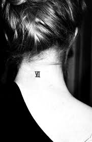 El cuello es una zona muy íntima, que hace referencia a algo que nos callamos o que nos atraganta o asfixia, para darle voz. 30 Tatuajes En La Nuca Con Significado Para Mujeres Y Hombres
