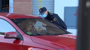 Andalucía aplica desde este lunes las nuevas restricciones por el aumento de casos de covid, entre ellas el cierre perimetral de la comunidad autónoma, el adelanto del cierre de la hostelería a las seis. Los Contagios Por Coronavirus Siguen Creciendo Madrid Andalucia Y Aragon Endurecen Sus Restricciones