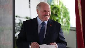 Ein mitreisender berichtet anonym von dramatischen szenen an bord. Wahlkommission Lukaschenko Mit 80 Prozent Der Stimmen Wiedergewahlt Euractiv De