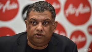 Virgin's richard branson ( der hübsche links ), nachdem er eine wette mit tony fernandez von air asia verloren hatte. India Police Investigate Airasia Boss Tony Fernandes
