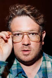 Katinka slår benene væk under lytteren med underfundig lyd