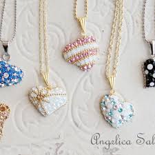 ホワイトデーに欲しいものno 1はアクセサリー お守りハート キラキラスワロフスキーで世界に一つだけ お持ち込みの形のハートもok アクセサリー クレイジュエリー クリスタルクレイ