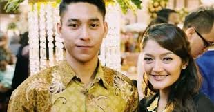 Download lagu cepat dan mudah. Bergandengan Mesra Di Kondangan Inikah Pacar Baru Siti Badriah