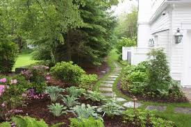 This Would Be Great Between My Yard And The Neighbors Never Thought Of This Bp Narrow Path Leadi Landscape Design Small Front Yard Landscaping Shade Garden