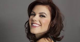 A mentorok kilétét egészen eddig homály fedte, bár találgatások voltak, azokat nem erősítette meg a csatorna. Csobot Adel Nem A Kulso Szamit Starity Hu