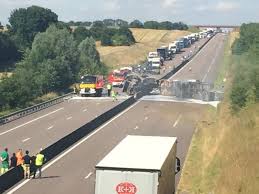 mis à jour le 15 juillet à 17h29 l'accès à paris via l'autoroute a1 aura été très compliqué ce mercredi. Video Incendie D Un Camion Sur L Autoroute En Seine Maritime L A29 Coupee Dans Les Deux Sens 76actu