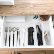 こんにちは 我が家のカトラリー あんまり変わってないですが クチポールのスプーン が１つ迷子 一度外に持ち歩いた時に忘れてきてしまったかも なんてこった お箸は セリア 食洗機オッケーのやつです ブラックのスプーンとフォークは ソストレ