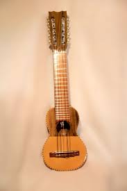 “EL CHARANGO"
El charango es un instrumento de cuerda de la familia de laúd, originario de la región andina de Sudamérica. Po