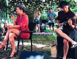 Stárková hlídá děti, godla se vzdal veřejně prospěšných prací. Zari Stestim Erika Starkova Z Tvare Se Zamilovala Do Exotickeho Hudebnika Sip