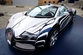 Bugatti Veyron 16 4 Convertible 2 Million The Bugatti Veyron 16 4 Convertible Carries A 2 Million Price Tag Autos Deportivos Vehiculo De Lujo Autos Modernos