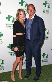 Tv host @zacdowntoearth | plant based | author | green tech entrepreneur | podcast host. Happy Endings Star Eliza Coupe Marries Health Guru Darin Olien Darin Olien Celebrities Brooklyn Beckham And Chloe