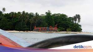 Warna pasirnya terlihat sedikit cokelat karena pantai ini masuk dalam vegetasi air tawar. Pulau Angso Duo Dan Mitos Doa Sambil Berjalan Kaki