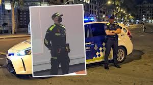 Lindo personaje de mascota de oficial de policía en estilo chibi usar mascarilla. Nuevos Uniformes De La Policia Nacional Son Parecidos A Los De Europa