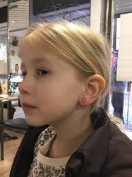 Informieren sie sich, gerade wenn es um das wohl ihres kindes geht, sorgfältig über die bei ihnen ansässigen juweliere, ärzte und piercingstudios, wo ohrloch. Ohrlocher Stechen Jetzt Auch In Juwelier Bismarck Facebook