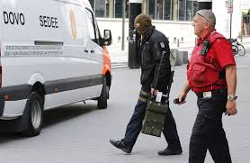 De rand van het dak van de woningen was zichtbaar aan het verzakken; Winkelcentrum Brussel Ontruimd Na Bomdreiging Bomgordel Van Zout En Koekjes