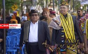Pakaian ini biasanya digunakan pada waktu menyambut kedatangan tamu dan saat tengah melaksanakan upacara adat yang dikenal dengan nama mendakin atau nyongkol. Gubernur Zul Batal Jadi Inspektur Upacara Hut Lombok Tengah Begini Kata Suhaili Koran Merah