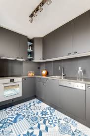 Le gris est une couleur sourde qui apporte beaucoup d'élégance et de raffinement à votre pièce. Cuisine Grise Des Modeles Pour S Inspirer Cote Maison