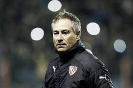 El desmadre viral de ariel holan con el himno de independiente. Ariel Holan No Atletico Deus Me Dibre