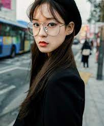 How Korean Girls Style Their Bangs In The Cutest Way Hairstyles With Bangs Korean Short Hair Korean Bangs