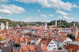 Shopping in ravensburg the former free imperial city of ravensburg with 50,000 inhabitants, nestled in the heart of the countryside between the allgäu region and lake constance, is still the region's economic centre. Ravensburg