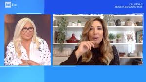 Selvaggia lucarelli si getta su fabrizio corona baciandolo in bocca a celebrity now satira selvaggia lucarelli ha denunciato fabrizio corona accusandolo di sessismo; Domenica In Tensione Tra Mara Venier E Selvaggia Lucarelli Cosa E Successo