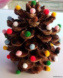Fiches pédagogiques sur le thème de noel pour maternelle grande section et moyenne section dans les domaines de la lecture, des maths, calendrier de l avent, sapin, bonhomme de neige. Toutenboisetcie Pomme De Pin Pomme De Pin Bricolage Pomme De Pin Noel Pomme De Pin Noel