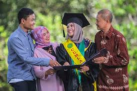 Selain mengabadikan setiap moment berharga dengan pasangan. Hanya Wisuda Di Indonesia Yang Punya Tradisi Unik Seperti Ini