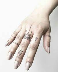 See more ideas about malé tetování, nápady na tetování, tetování na zápěstí. Pin By Leigh Taylor On Tattoos Piercings Cute Finger Tattoos Hand Tattoos For Women Finger Tattoo Designs
