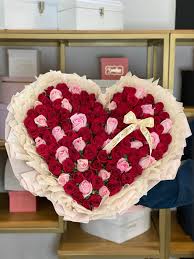 Buscas el detalle perfecto para decir te amo? ???????? Este corazón de rosas es  puro romance ???? #diadelamorylaamistad❤️ #corazón #novios #yaakunflores