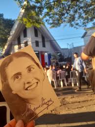 Nunca imaginé que sería tan feliz llevando consuelo a quienes con su dolor  hacen posible nuestra vida... Recorriendo hogares, prodigando aunque sea  tan solo una sonrisa como fruto espontáneo de la gracia