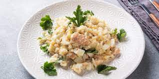 Салат с рисом, яйцами и рыбными консервами - Лайфхакер