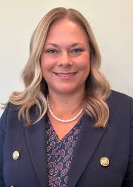 Kelly Staples's Instagram, Twitter & Facebook