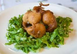 I più famosi sono sicuramente gli sciatt , delle deliziose polpettine preparate con farina di grano saraceno e ripiene di formaggio filante. Gli Sciatt I Rospi Valtellinesi Dal Cuore Di Formaggio Viaggi In Bici