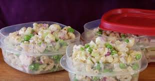 Pour Les Lunchs De Bureau Cette Salade De Pates Au Thon Est Le Depanneur Parfait Des Midis Presses Salade Pates Thon Recette Pates Au Thon