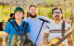 Mezclar fotos nunca ha sido tan sencillo, además también podrás aplicar distintos filtros y añadir marcos para fotos. El Fantasma Y Los Dos Carnales Haran Su Primer Drive In En Mexico Soy Grupero