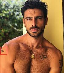 Les 19 tatouages ​​de Michele Morrone et leur signification