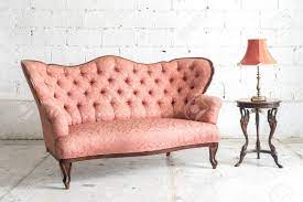 Use them in commercial designs under lifetime, perpetual & worldwide rights. Rosa Vintage Sofa Und Lampe Auf Weisse Wand Lizenzfreie Fotos Bilder Und Stock Fotografie Image 60981762